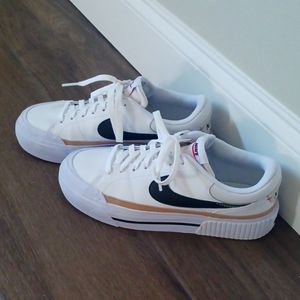 Nike Court Legacy Lift Sneaker
